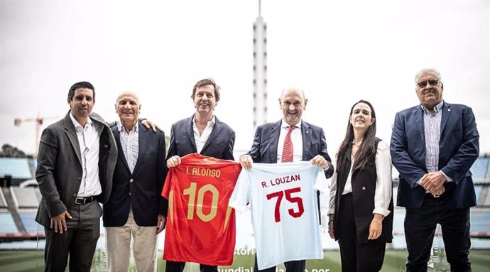 El presidente de la RFEF, Rafael Louzán, junto al presidente de la Asociación Uruguaya de Fútbol, Ignacio Alonso Labat, en Montevideo