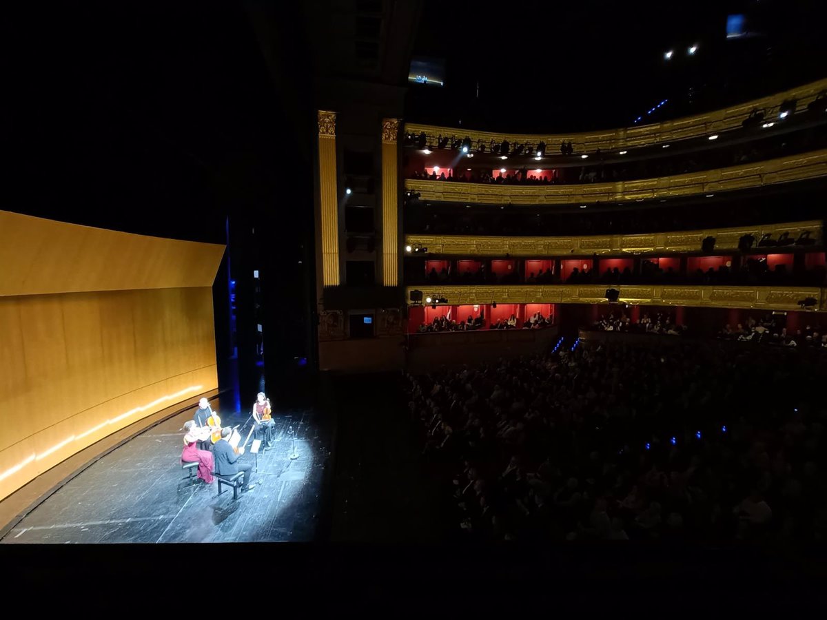 Solidarity crowd at the Teatro Real at the ‘Stradivarius por la dana’ concert