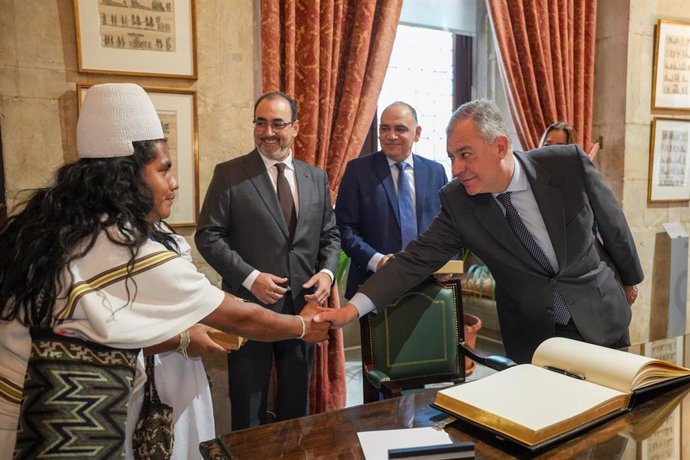 El alcalde de Sevilla, José Luis Sanz, y el alcalde de Santa Marta (Colombia), Carlos Pinedo Cuello, firman el memorado.