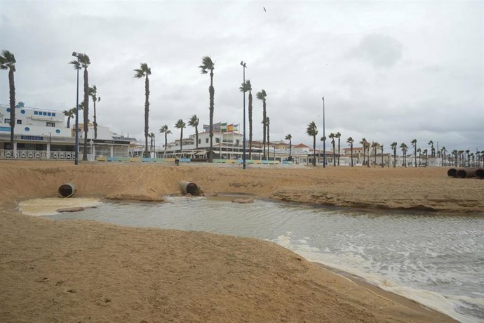 Archivo - Limpian los aliviaderos en prevención de las lluvias. Imagen de archivo. 