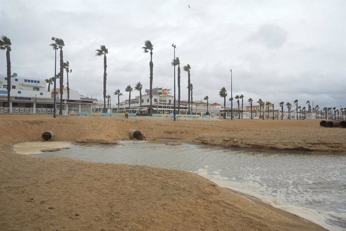 Archivo - Limpian los aliviaderos en prevención de las lluvias, a 14 de noviembre de 2024, en La Antilla, Huelva (Andalucía, España). Lepe y Almonte activan sus planes de emergencia ante posibles inundaciones en La Antilla y El Rocío. El alcalde de Lepe (