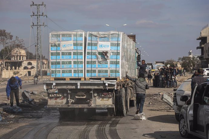 January 19, 2025, Rafah, Gaza Strip, Palestinian Territory: Trucks loaded with food and humanitarian aid enter the Gaza Strip through the Kerem Shalom crossing, on Salah al-Din Road in Rafah, southern Gaza Strip, Jan 19, 2025