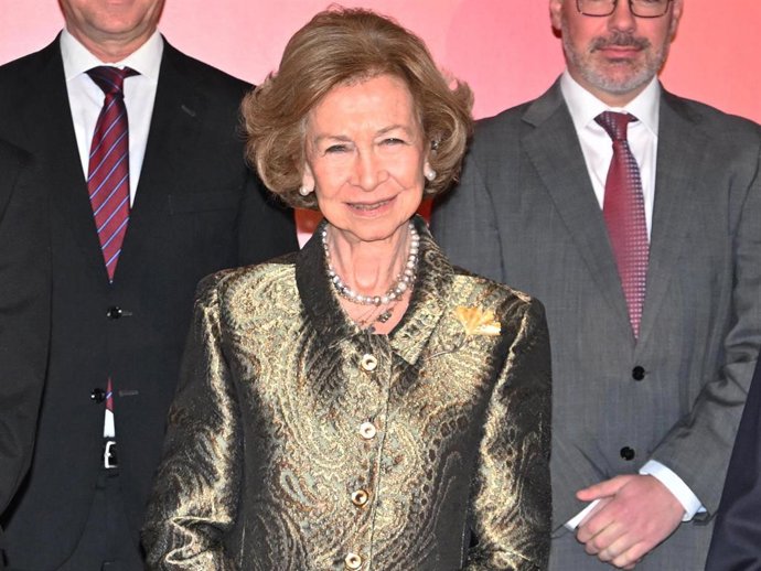 La Reina Doña Sofía a su llegada al Teatro Real para presidir el concierto benéfico “Stradivarius por la Dana”