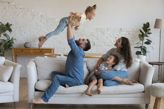 Archivo - Padres jóvenes felices divirtiéndose con niños pequeños, disfrutando del ocio. Familia