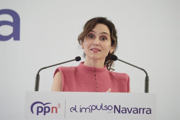 Archivo - La presidenta de la Comunidad de Madrid y del PP de Madrid, Isabel Díaz Ayuso, interviene durante un mitin junto al presidente del PP de Navarra, Javier García, en el Hotel Tres Reyes