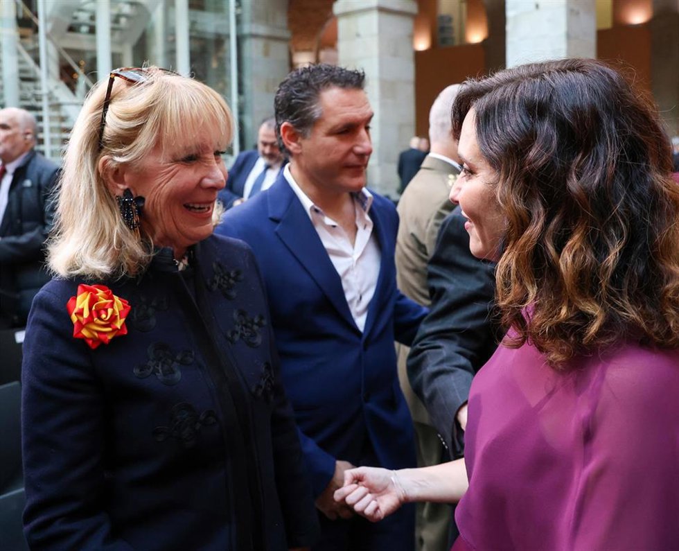 Archivo - La presidenta de la Comunidad de Madrid, Isabel Díaz Ayuso (d), saluda a la expresidenta de la Comunidad de Madrid Esperanza Aguirre (i) en la Real Casa de Correos, a 3 de diciembre de 2024, en Madrid (España). 