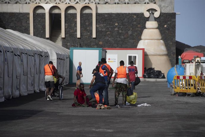 Archivo - Migrantes desembarcan de un cayuco a su llegada al puerto de La Restinga, a 19 de agosto de 2024, en El Hierro, Canarias (España). A primera hora de hoy ha llegado al puerto de la Restinga una embarcación con 86 personas a bordo. El Cayuco ha si