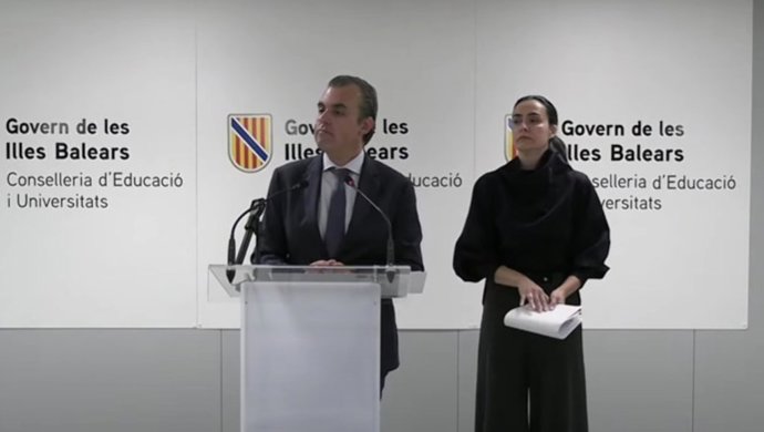 El conseller de Educación y Universidades, Antoni Vera, y la directora general de Formación Profesional y Ordenación Educativa, Maria Isabel Salas, en rueda de prensa.