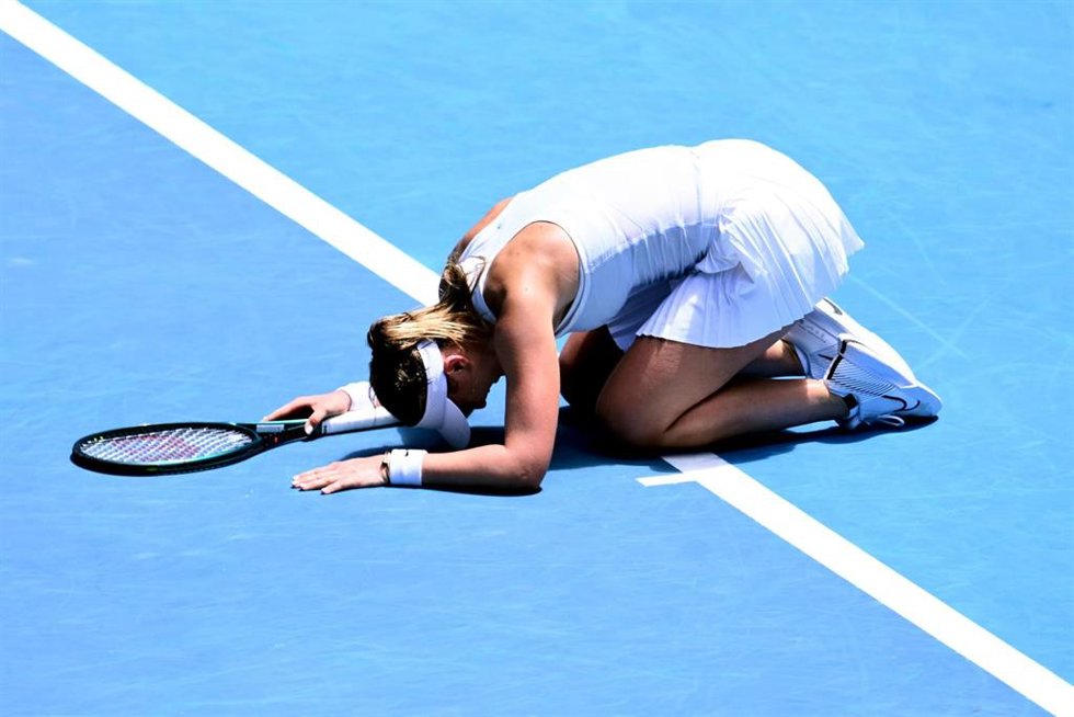 Paula Badosa celebra su victoria en los cuartos de final del Abierto de Australia 2025 ante Coco Gauff