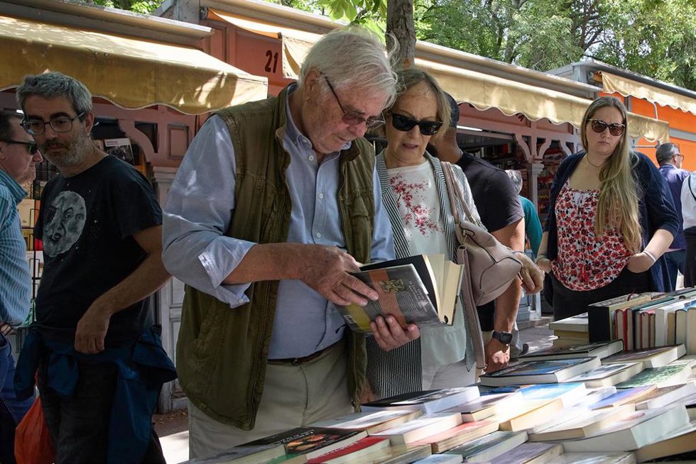 Archivo - Una pareja hojea libros en la Cuesta de Moyano, a 4 de junio de 2023, en Madrid (España).