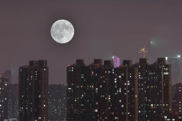 Archivo - 20 January 2019, China, Nanjing: A Super Moon is seen above buildings ahead of a total lunar eclipse. Photo: Fang Dongxu/ZUMA Wire/dpa