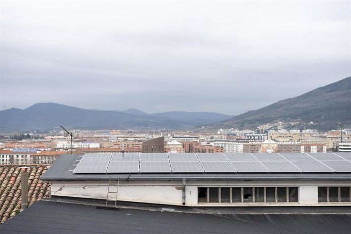 Nueva instalación fotovoltaica en la sede de la Policía Municipal de Pamplona.