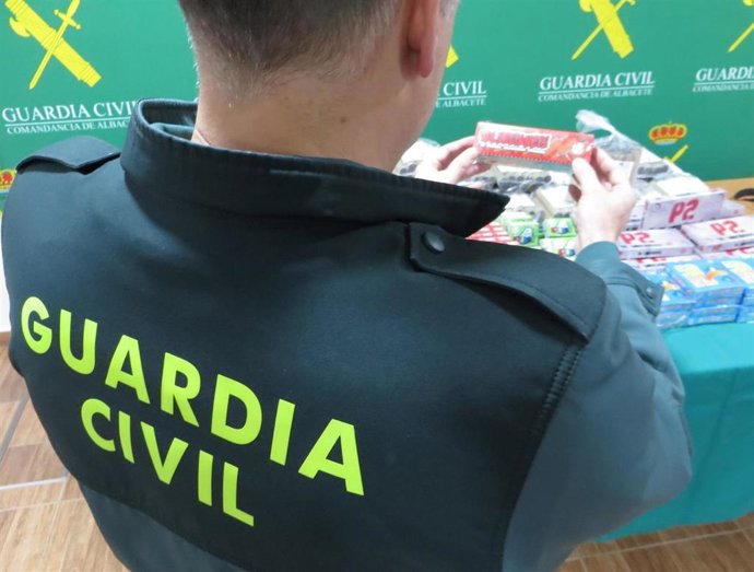 Archivo - Sucesos.- Guardia Civil de Albacete denuncia a una pirotecnia por vender artículos fuera de un punto de venta autorizado