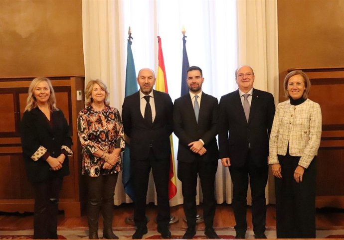 Los miembros de la mesa de la cámara con el nuevo letrado mayor de la Junta General del Principado de Asturias, Marco Fernández.