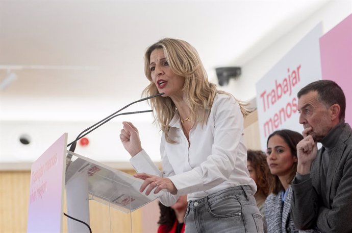 La vicepresidenta segunda, Yolanda Díaz,  interviene durante un acto de Sumar junto a ministros y diferentes portavoces que integran la coalición para reivindicar la reducción de la jornada laboral, a 17 de enero de 2025, en Madrid (España).