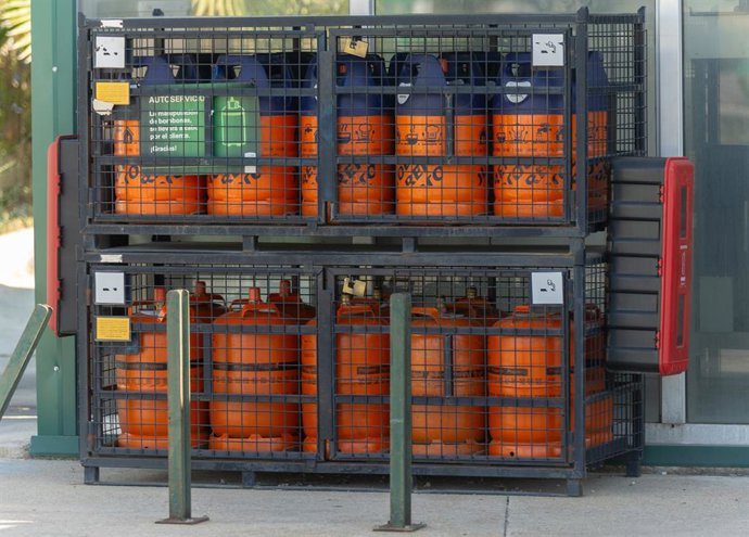 Archivo - Arxiu - Bombones de butà en una gasolinera