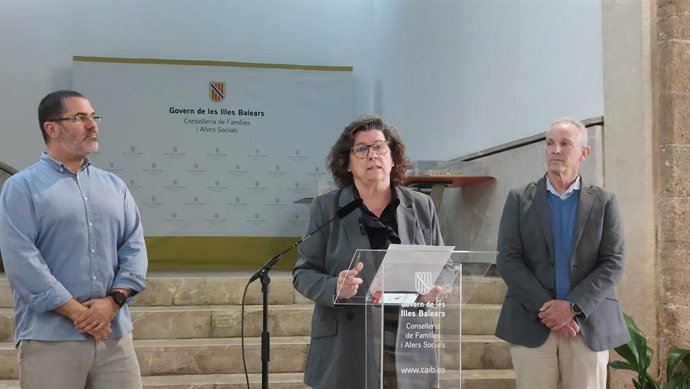 De izquierda a derecha, el presidente de agrupación de entidades el Tercer Sector de Baleares, Andreu Grimalt, la consellera de Familias y Asuntos Sociales, Catalina Cirer, y el director general de Asuntos Sociales, José Falcó.