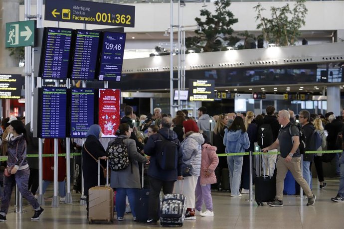 Archivo - Viajeros llenan el aeropuerto de Málaga Costa del Sol 