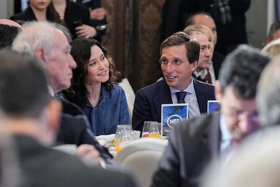 El alcalde de Madrid, José Luis Martínez-Almeida, en un desayuno informativo con la presidenta regional, Isabel Díaz Ayuso