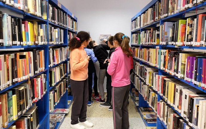 Archivo - Niños en una biblioteca 
