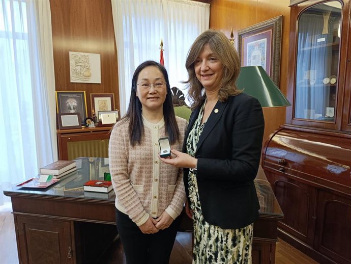 La nueva directora china del Instituto Confucio, Peng Fengchun, junto a la rectora de la Universidad de León, Nuria González.