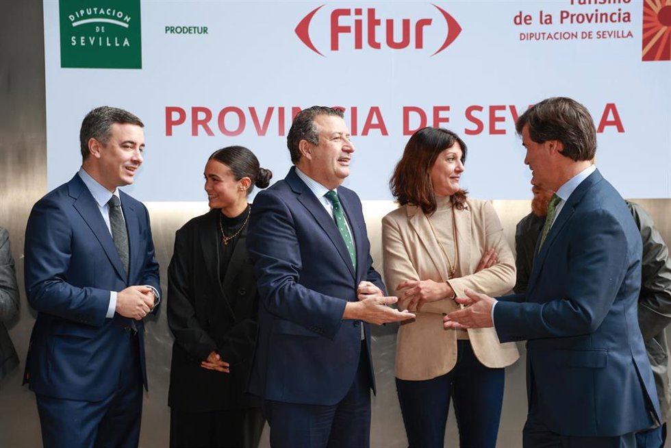 Archivo - El presidente de la Diputación, Javier Fernández, conversa con los asistentes antes de la presentación de los contenidos de la Feria Internacional de Turismo (Fitur), en foto de archivo.