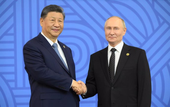 Archivo - HANDOUT - 23 October 2024, Russia, Kazan: Russian President Vladimir Putin (R) welcomes China's President Xi Jinping during the official welcoming ceremony at BRICS Summit in Kazan. Photo: Sergey Bobylev/brics-russia2024.ru/dpa - ATTENTION: edit