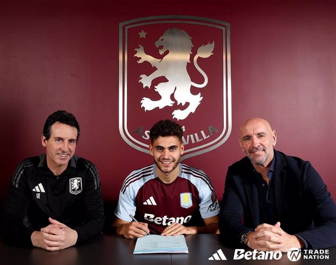 De izquierda a derecha, el entrenador del Aston Villa Unai Emery; el futbolista Andrés García; y el director deportivo del Aston Villa, Ramón Rodríguez Verdejo 'Monchi'.