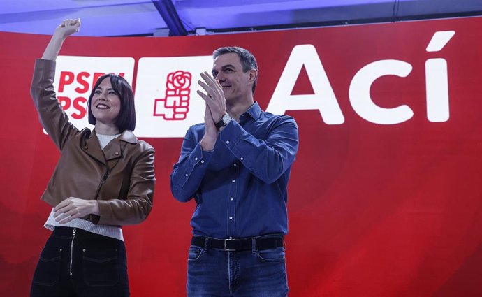 Archivo - El secretario general del PSOE y presidente del Gobierno, Pedro Sánchez, y la nueva líder del PSPV, Diana Morant, durante la clausura del Congreso extraordinario del PSPV, a 24 de marzo de 2024, en Benicàssim, Castellón