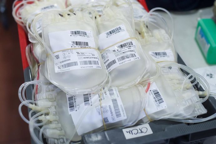 Archivo - Bolsas vacías para almacenar la sangre donada por de los donantes 