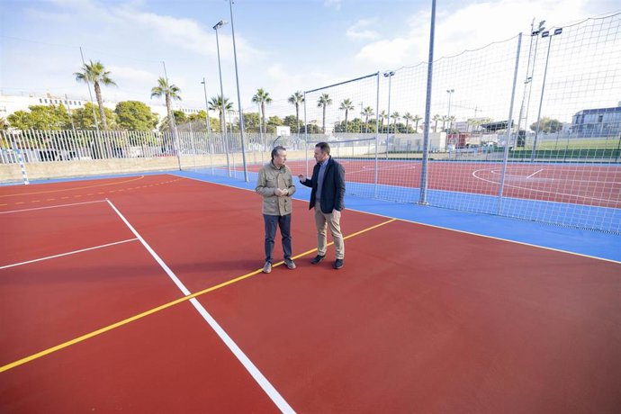 Archivo - El alcalde de La Rinconada, en una de las pistas deportivas de la localidad.