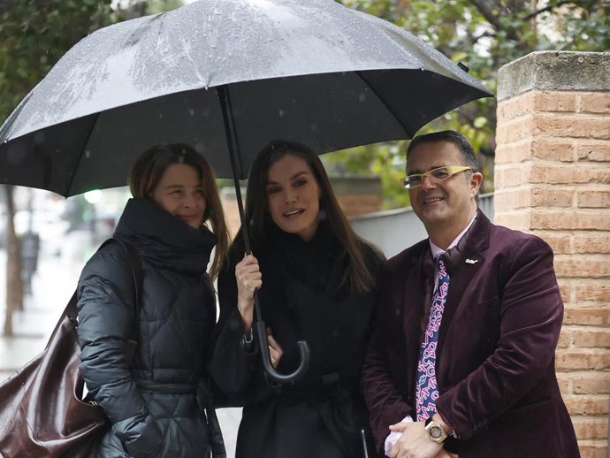 La reina Letizia posa junto a María Dolores Ocaña, Jefa de la secretaría de la reina, y el Presidente de la Federación Española de Enfermedades Raras (FEDER) a su llegada a la reunión de trabajo con FEDER