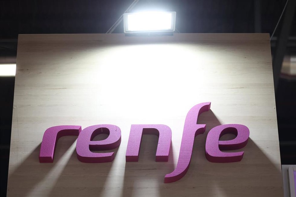 Archivo - Stand de Renfe 