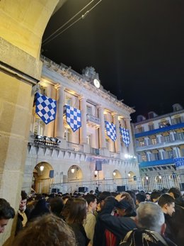 Izada de la bandera en la plaza de la Constitución, uno de los actos más multitudinarios.
