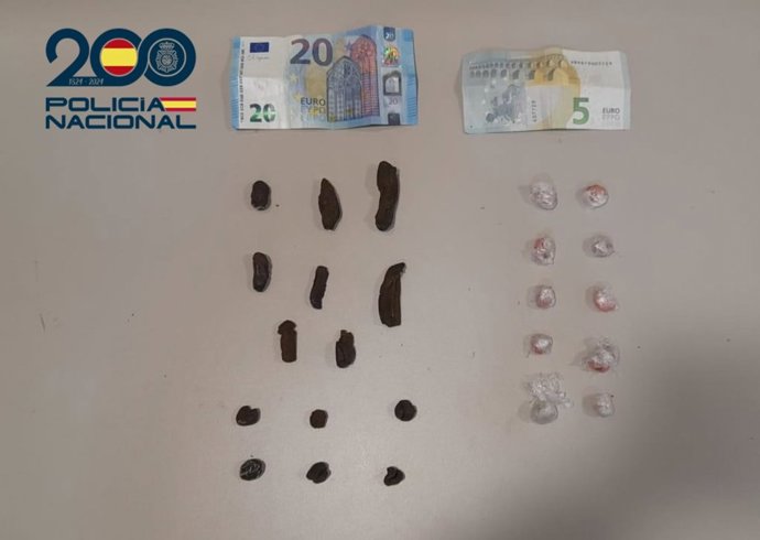 Droga y dinero incautado por agentes de la Policía Nacional