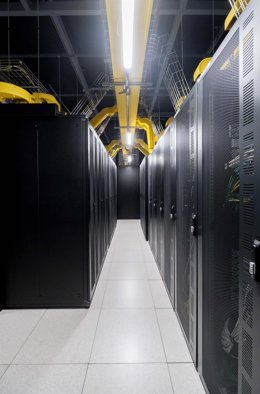 Archivo - Servidores de datos durante una jornada de puertas abiertas al centro de datos Digital Realty, a 22 de marzo de 2023, en Madrid (España). Por primera vez, un centro de datos, organiza en Madrid una jornada de puertas abiertas al público con moti
