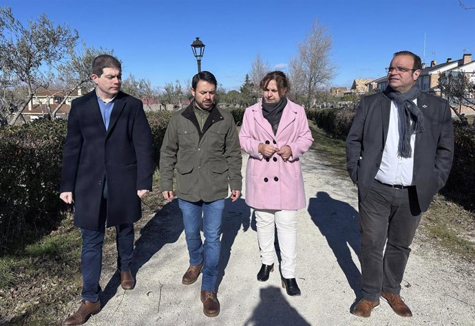 La alcaldesa de Torrejón del Rey, Belén Manzano, con el diputado regional Iván Sánchez y los provinciales, José Luis Arcángel y Víctor Morejón.