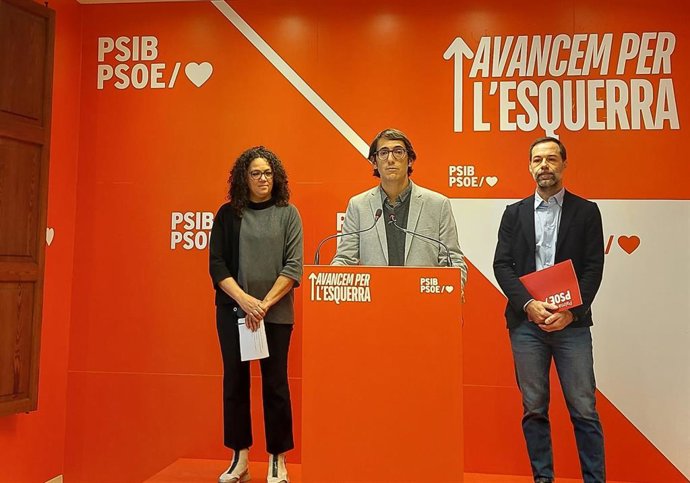 (I-D) La Portavoz De Los Socialistas En El Consell, Catalina Cladera; El Portavoz Parlamentario Del PSIB-PSOE, Iago Negueruela, Y El Portavoz Socialista En El Ayuntamiento De Palma, Francisco Ducrós