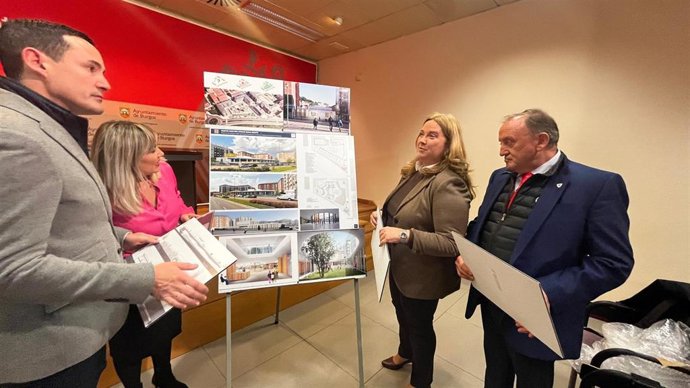 Eduardo Rubio y Francisco Rubio, de la empresa soriana Herce, y a los lados la presidenta de la Gerencia de Servicios Sociales, Mila del Campo; y la alcaldesa de Burgos, Cristina Ayala.