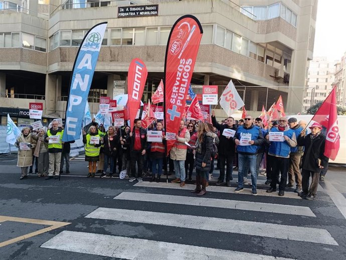 Archivo - Concentración de funcionarios ante la sede de Muface en A Coruña para pedir el mantenimiento del sistema.