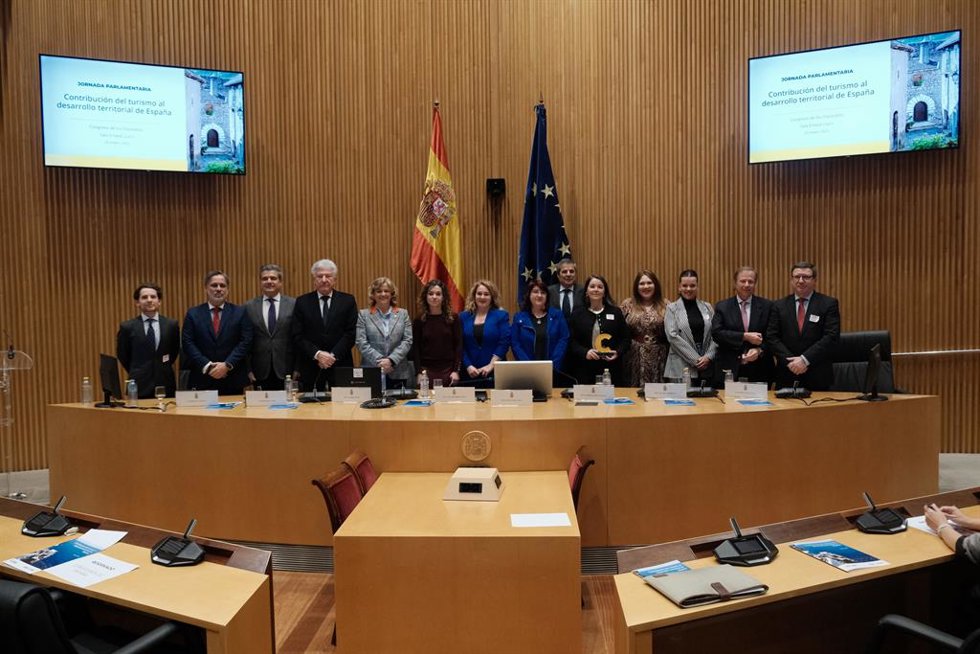 Los flujos turísticos favorecen el acceso a servicios básicos en los municipios más visitados, según Competur.