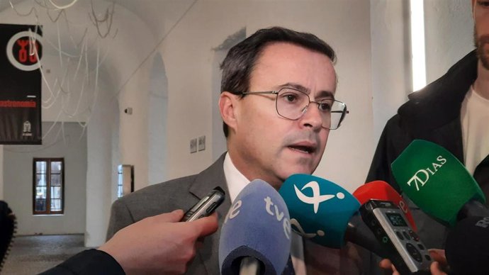 El secretario general del PSOE de Extremadura, Miguel Ángel Gallardo, atiende a los medios