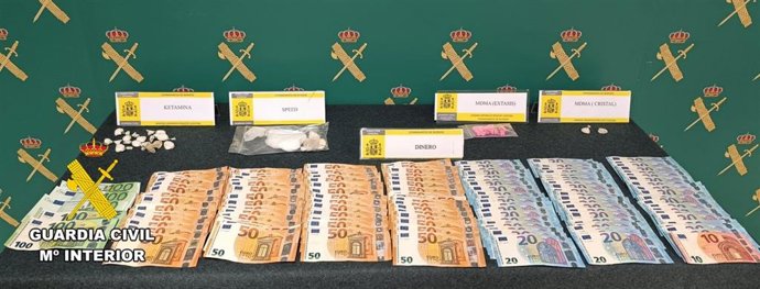 Archivo - Sustancias estupefacientes y dinero aprehendido a un hombre y una mujer que circulaban por la N-234 en Burgos.