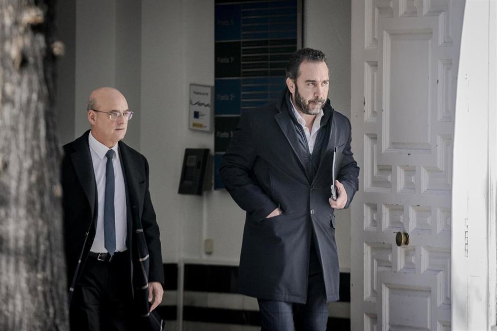 Archivo - El abogado de Víctor de Aldama, José Antonio Choclán (i) y el empresario Víctor de Aldama (d), salen del Tribunal Supremo, a 16 de diciembre de 2024, en Madrid (España). El juez del Tribunal Supremo que investiga el 'caso Koldo', Leopoldo Puen