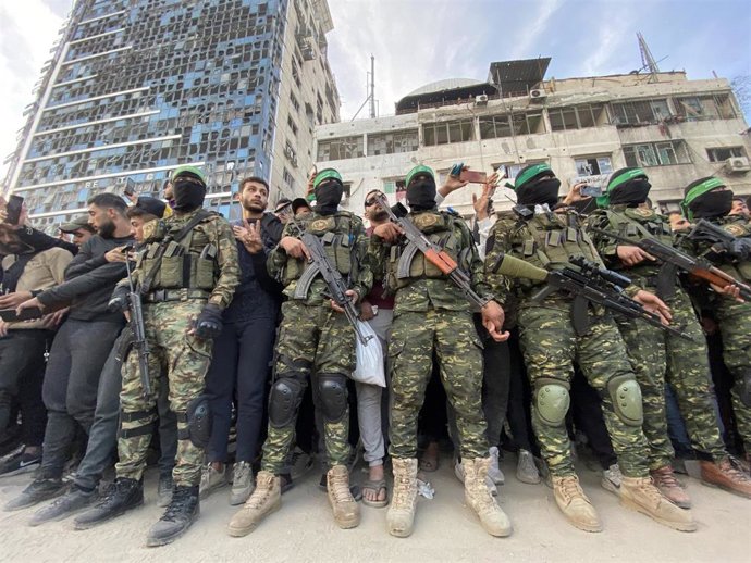 Miembros de Hamás durante el proceso de liberación de un primer grupo de secuestrados durante los ataques del 7 de octubre de 2023 contra Israel (archivo)