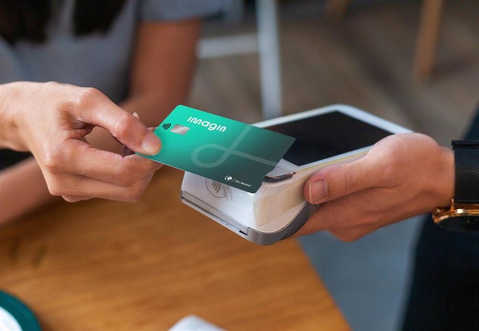 Un cliente paga con una targeta de imagin