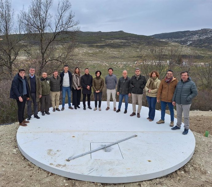 Rafael Martínez (5º dcha.), con el resto de autoridades, sobre el nuevo depósito de agua construido en el monte público de Santa Rita y Dehesa de Vargas, en Cabra.