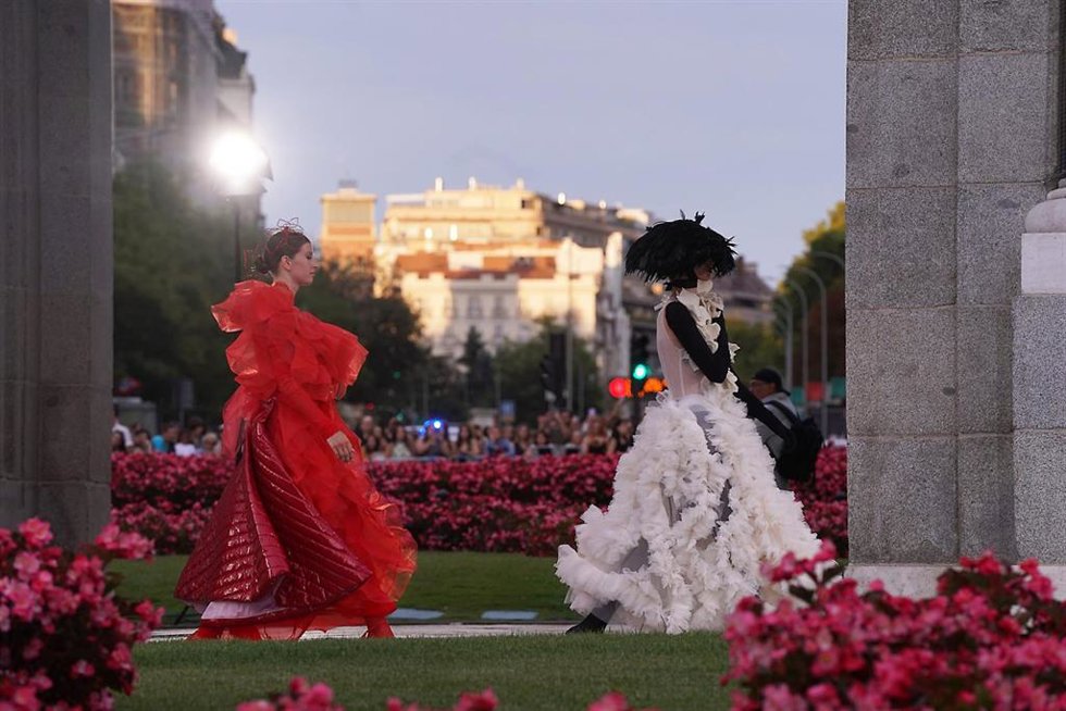 Desfile de moda en la Puerta de Alcalá