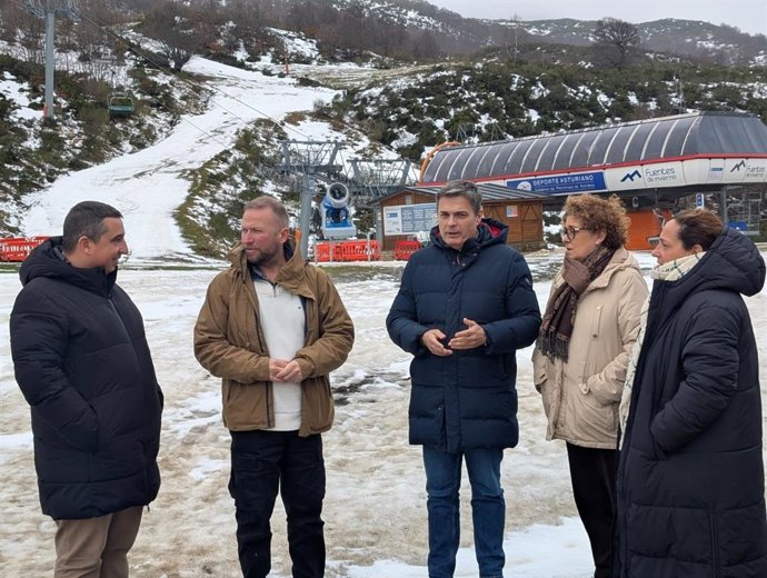 Los diputados del PP Pedro de Rueda y Gloria García en la esatción de Fuentes de Invierno.