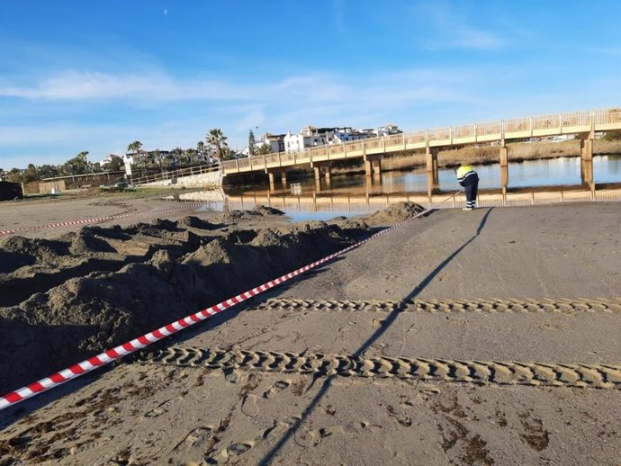 Trabajos de mantenimiento y limpieza en la playa de Vera (Almería) tras el paso del temporal.
